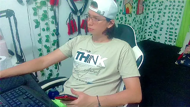 Snapshot of Andy_gray chatting on May 24, 5:35 pm Andy gray online show from May 24, 5:35 pm