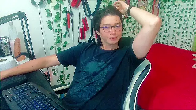 Snapshot of Andy_gray chatting on June 10, 12:39 pm Andy gray online show from June 10, 12:39 pm