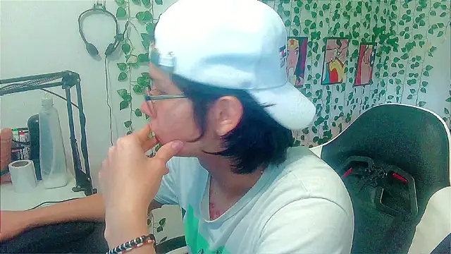 Snapshot of Andy_gray chatting on May 1, 4:56 pm Andy gray online show from May 1, 4:56 pm
