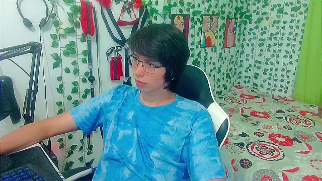 Snapshot of Andy_gray chatting on April 19, 3:57 pm Andy gray online show from April 19, 3:57 pm