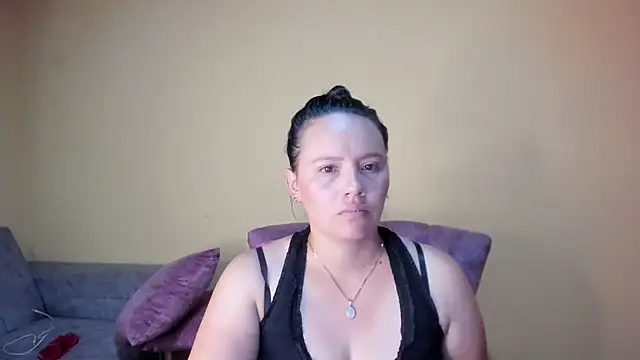 lauraguzman online show from March 20, 3:51 am