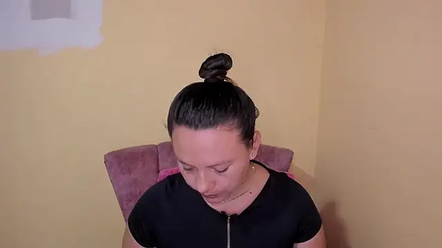 lauraguzman online show from July 17, 3:26 am