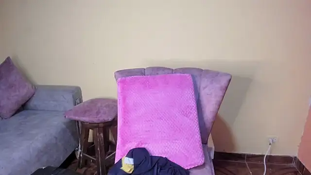 lauraguzman online show from March 17, 3:31 am