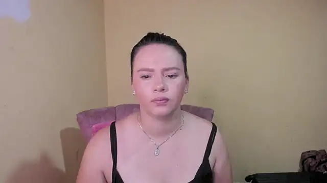 Snapshot of lauraguzman chatting on June 3, 2:56 am lauraguzman online show from June 3, 2:56 am