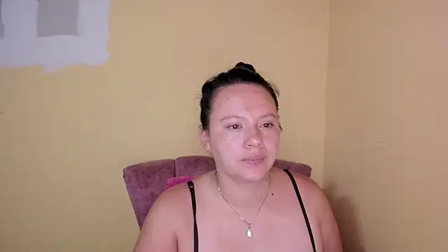 lauraguzman online show from July 18, 4:21 am