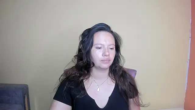 Snapshot of lauraguzman chatting on March 1, 2:44 am lauraguzman online show from March 1, 2:44 am