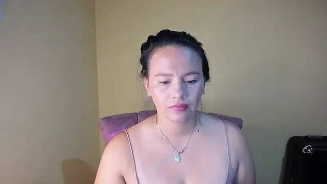 lauraguzman online show from March 28, 3:07 am