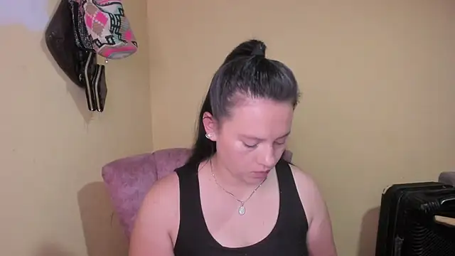 Snapshot of lauraguzman chatting on May 22, 2:31 am lauraguzman online show from May 22, 2:31 am