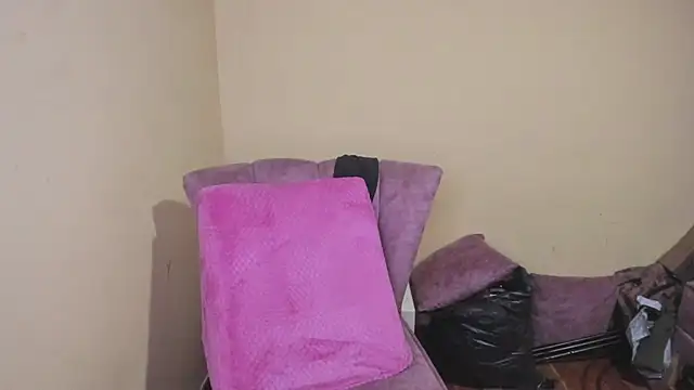 lauraguzman online show from June 25, 3:26 am