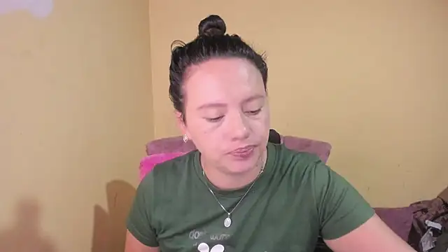 lauraguzman online show from June 26, 3:45 am