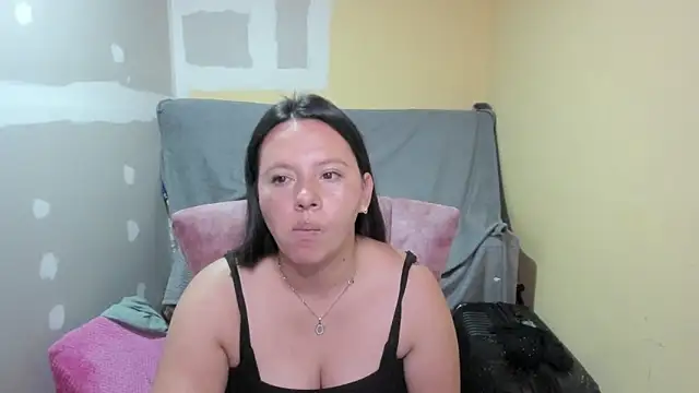 Snapshot of lauraguzman chatting on May 13, 3:02 am lauraguzman online show from May 13, 3:02 am