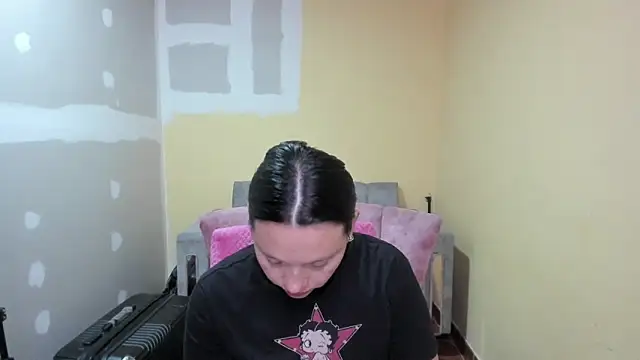 Snapshot of lauraguzman chatting on May 8, 3:32 am lauraguzman online show from May 8, 3:32 am