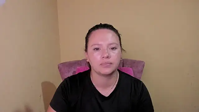 lauraguzman online show from July 15, 8:27 pm