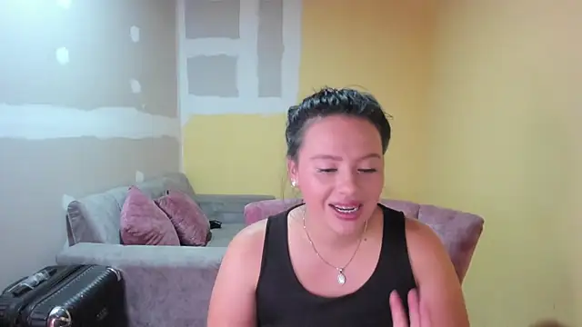 lauraguzman online show from April 13, 2:59 am