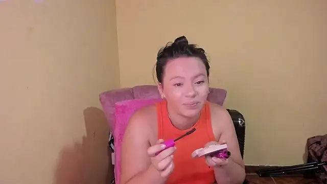 lauraguzman online show from June 16, 3:39 am