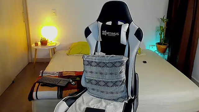 dafboy1 online show from December 17, 11:43 pm