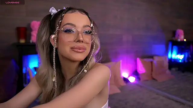 Snapshot of KylieJoyce chatting on March 4, 9:00 pm KylieJoyce online show from March 4, 9:00 pm