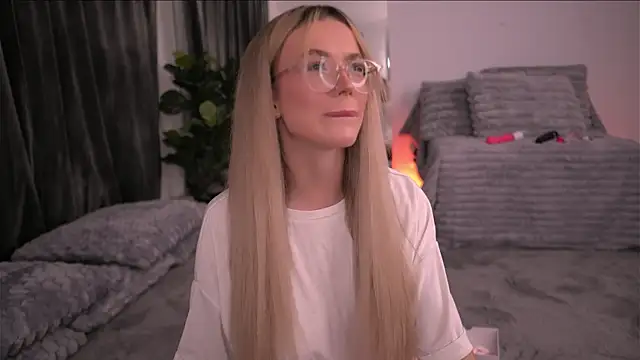 Snapshot of KylieJoyce chatting on November 8, 9:51 pm KylieJoyce online show from November 8, 9:51 pm