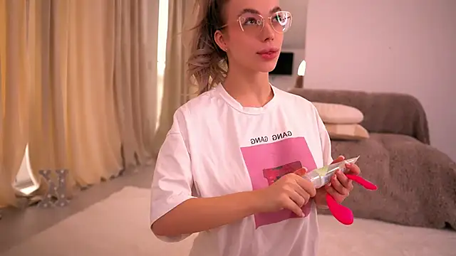 KylieJoyce online show from April 1, 6:37 am