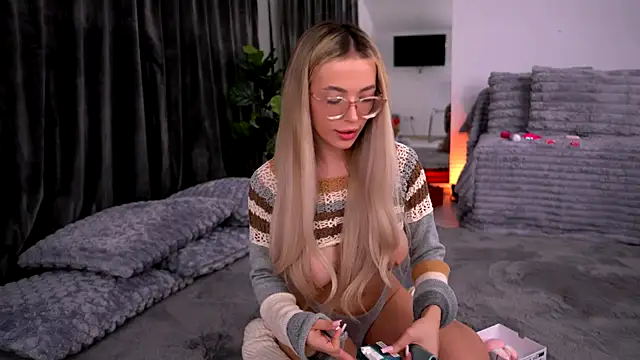 Snapshot of KylieJoyce chatting on October 15, 8:06 pm KylieJoyce online show from October 15, 8:06 pm