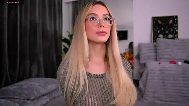 Snapshot of KylieJoyce chatting on December 3, 9:47 pm KylieJoyce online show from December 3, 9:47 pm