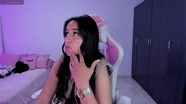 Snapshot of Tinylottie chatting on November 6, 1:53 am Tinylottie online show from November 6, 1:53 am