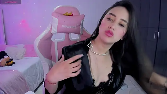 Snapshot of Tinylottie chatting on October 19, 4:32 pm Tinylottie online show from October 19, 4:32 pm