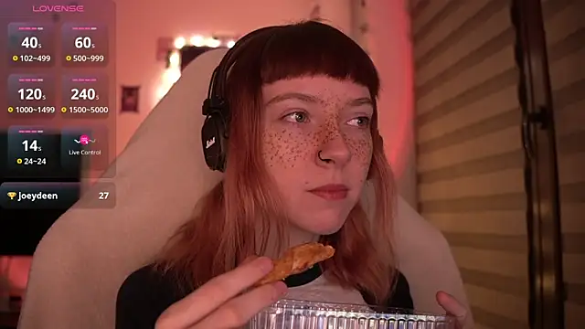 Snapshot of juliapie chatting on December 22, 5:44 am juliapie online show from December 22, 5:44 am