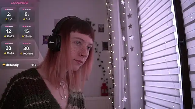 Snapshot of juliapie chatting on February 9, 6:33 am juliapie online show from February 9, 6:33 am