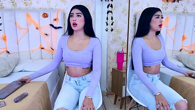 Snapshot of Mia-Monroe chatting on October 17, 7:48 pm Mia-Monroe online show from October 17, 7:48 pm