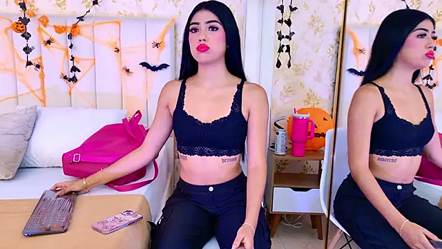 Snapshot of Mia-Monroe chatting on October 19, 7:38 pm Mia-Monroe online show from October 19, 7:38 pm