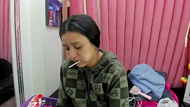 Snapshot of Sarah_Hornny chatting on February 21, 3:52 am Sarah Hornny online show from February 21, 3:52 am