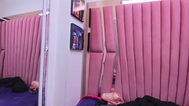 Snapshot of Sarah_Hornny chatting on November 13, 3:43 am Sarah Hornny online show from November 13, 3:43 am