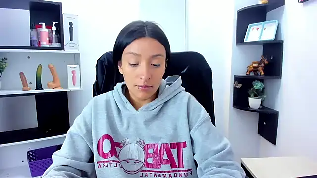 Snapshot of Sarah_Hornny chatting on June 17, 1:32 pm Sarah Hornny online show from June 17, 1:32 pm