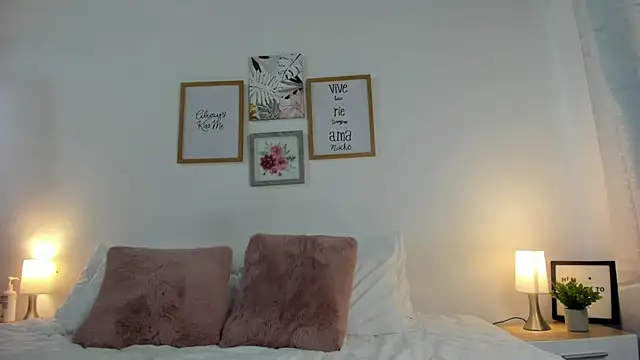 Snapshot of LaurenRodriiguez chatting on February 19, 6:49 pm LaurenRodriiguez online show from February 19, 6:49 pm