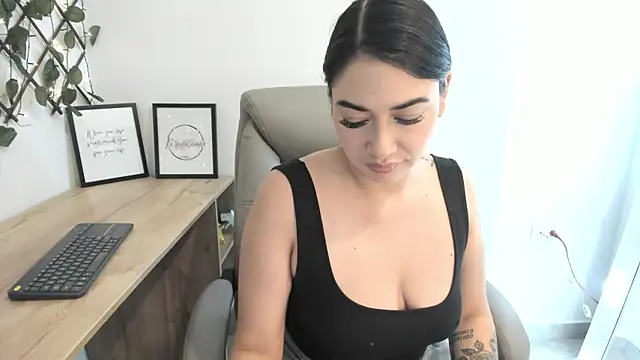 Snapshot of Madeleine__w chatting on October 9, 12:11 am Madeleine w online show from October 9, 12:11 am