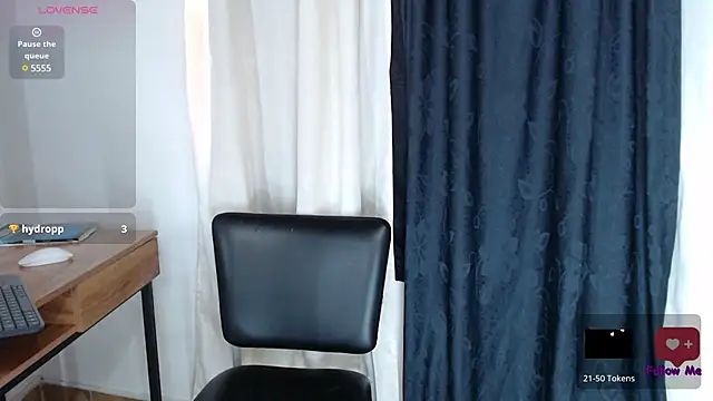 Snapshot of Madeleine__w chatting on February 12, 8:07 pm Madeleine w online show from February 12, 8:07 pm
