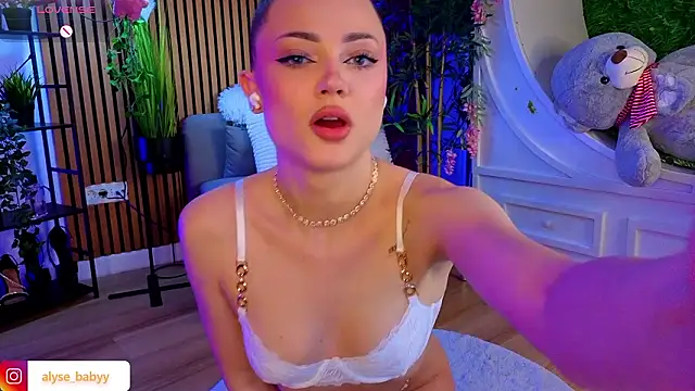 AlyseReuse online show from February 19, 7:11 pm