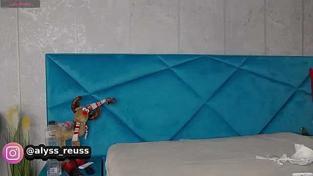 Snapshot of AlyseReuse chatting on February 19, 6:00 pm AlyseReuse online show from February 19, 6:00 pm