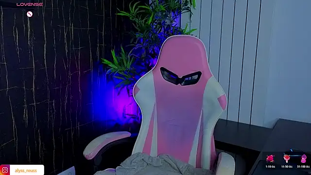 Snapshot of AlyseReuse chatting on November 13, 7:29 pm AlyseReuse online show from November 13, 7:29 pm