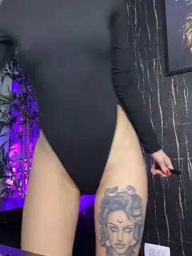 Snapshot of AlyseReuse chatting on November 6, 7:29 pm AlyseReuse online show from November 6, 7:29 pm