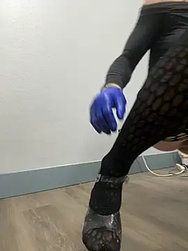 UtopianMisfit1 online show from April 14, 10:42 am