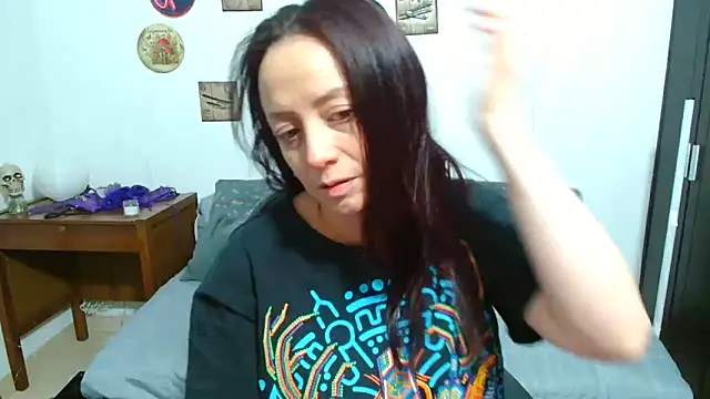 Snapshot of catalinamommyx chatting on June 19, 12:27 am catalinamommyx online show from June 19, 12:27 am