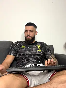 Snapshot of LoveIsBlind_ chatting on October 31, 7:43 pm LoveIsBlind online show from October 31, 7:43 pm