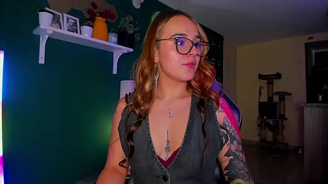 Snapshot of evy_orange1 chatting on July 6, 3:57 am evy orange1 online show from July 6, 3:57 am