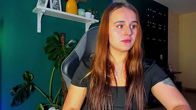 Snapshot of evy_orange1 chatting on June 16, 1:27 am evy orange1 online show from June 16, 1:27 am