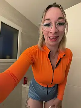 Snapshot of Giuliana_baby chatting on April 23, 7:48 pm Giuliana baby online show from April 23, 7:48 pm