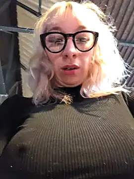 Snapshot of Giuliana_baby chatting on March 13, 9:43 am Giuliana baby online show from March 13, 9:43 am