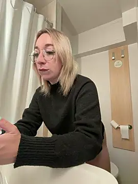 Snapshot of Giuliana_baby chatting on May 6, 4:38 am Giuliana baby online show from May 6, 4:38 am