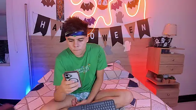 Snapshot of justinbiler chatting on October 24, 12:37 pm justinbiler online show from October 24, 12:37 pm